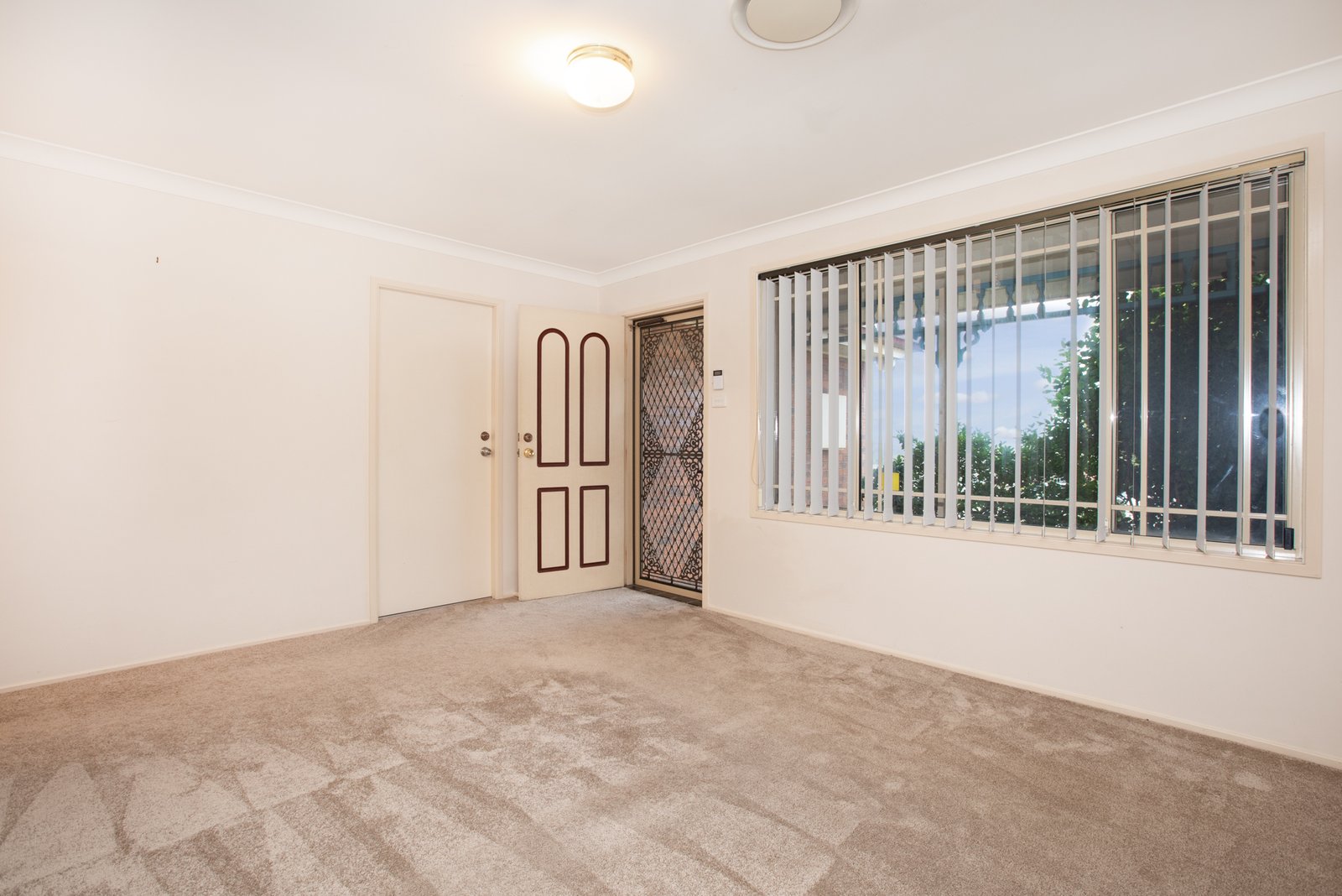 1/10 Quinton Close RUTHERFORD 4