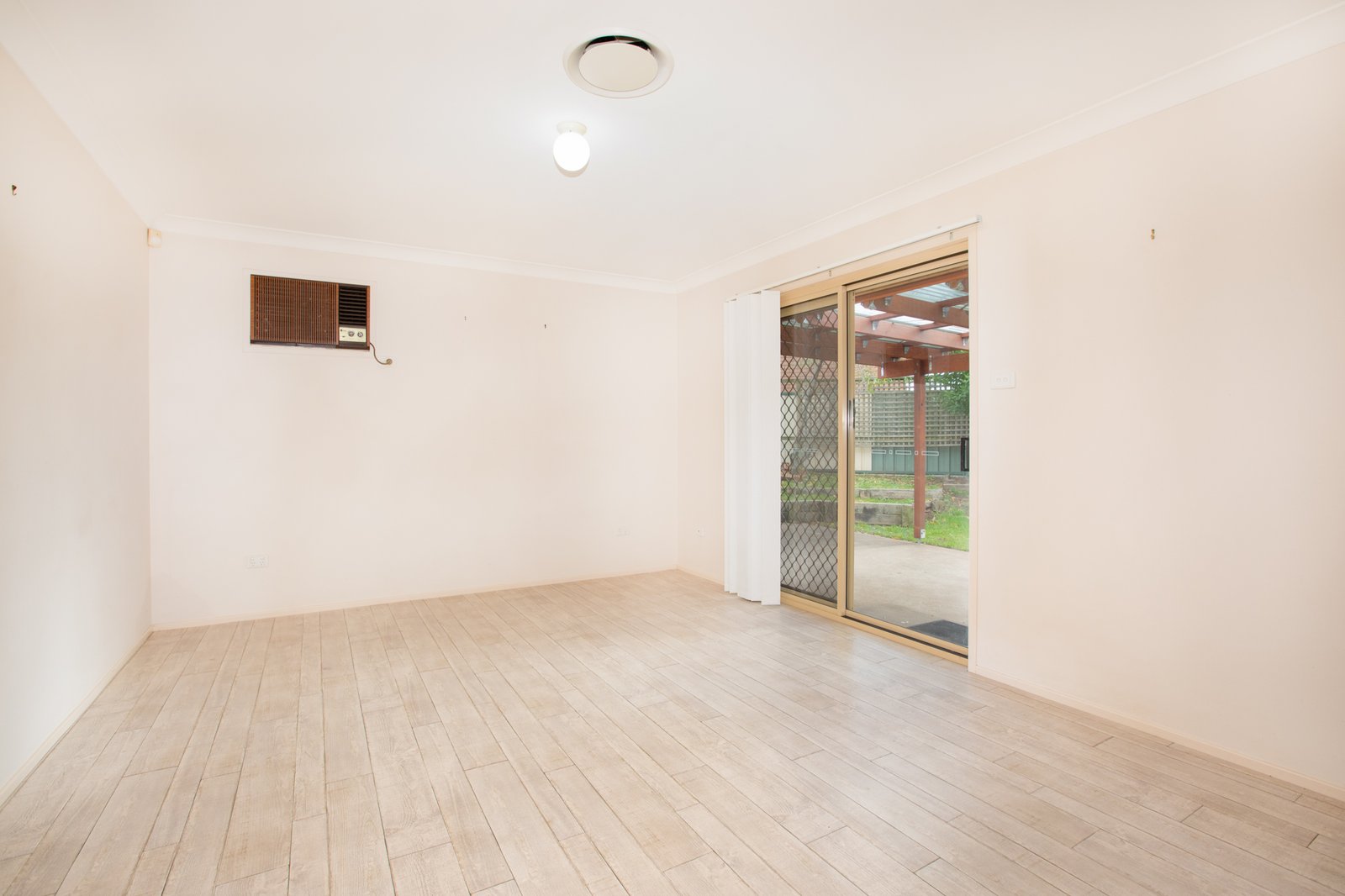 1/10 Quinton Close RUTHERFORD 6