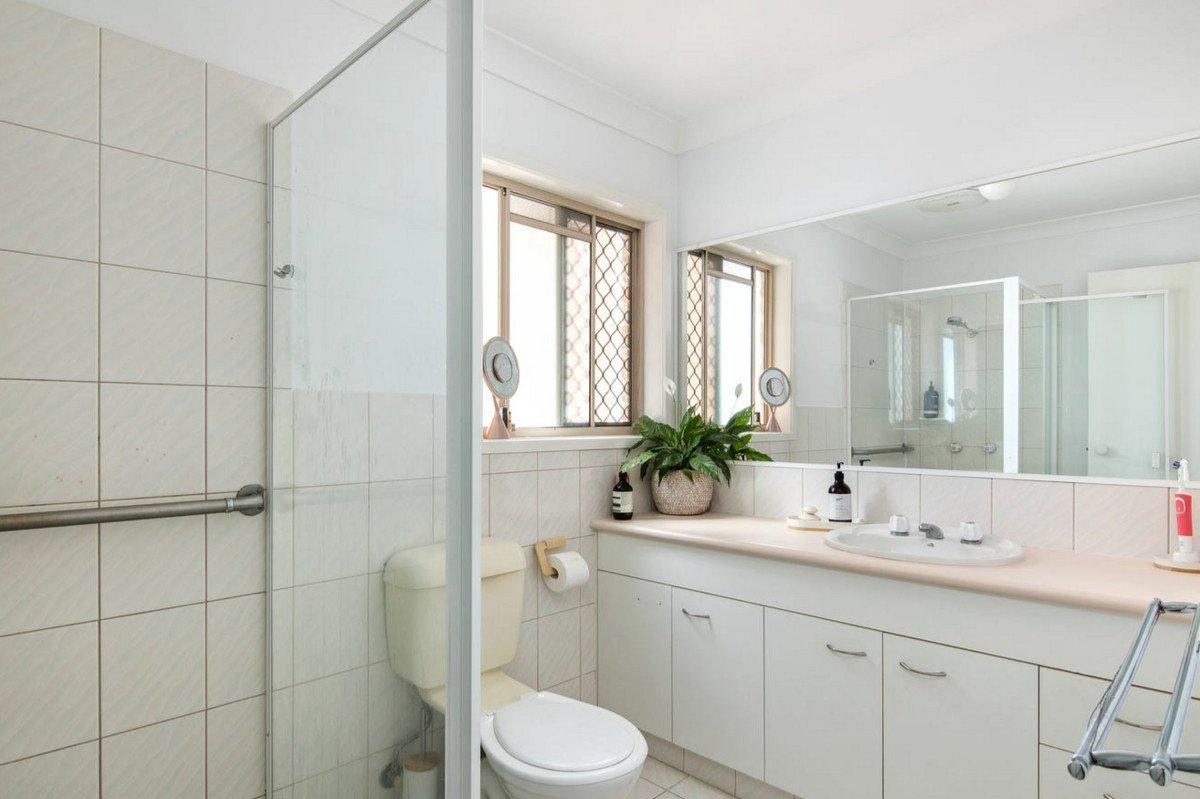 1/105 Nobby Parade MIAMI 8