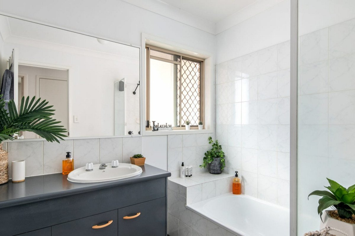 1/105 Nobby Parade MIAMI 10