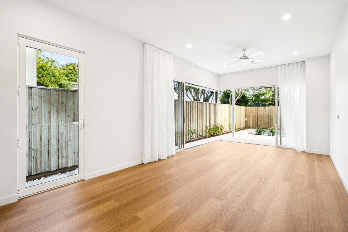 1/106 Sunshine Parade Miami 1