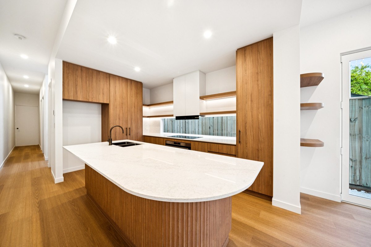 1/106 Sunshine Parade Miami 2