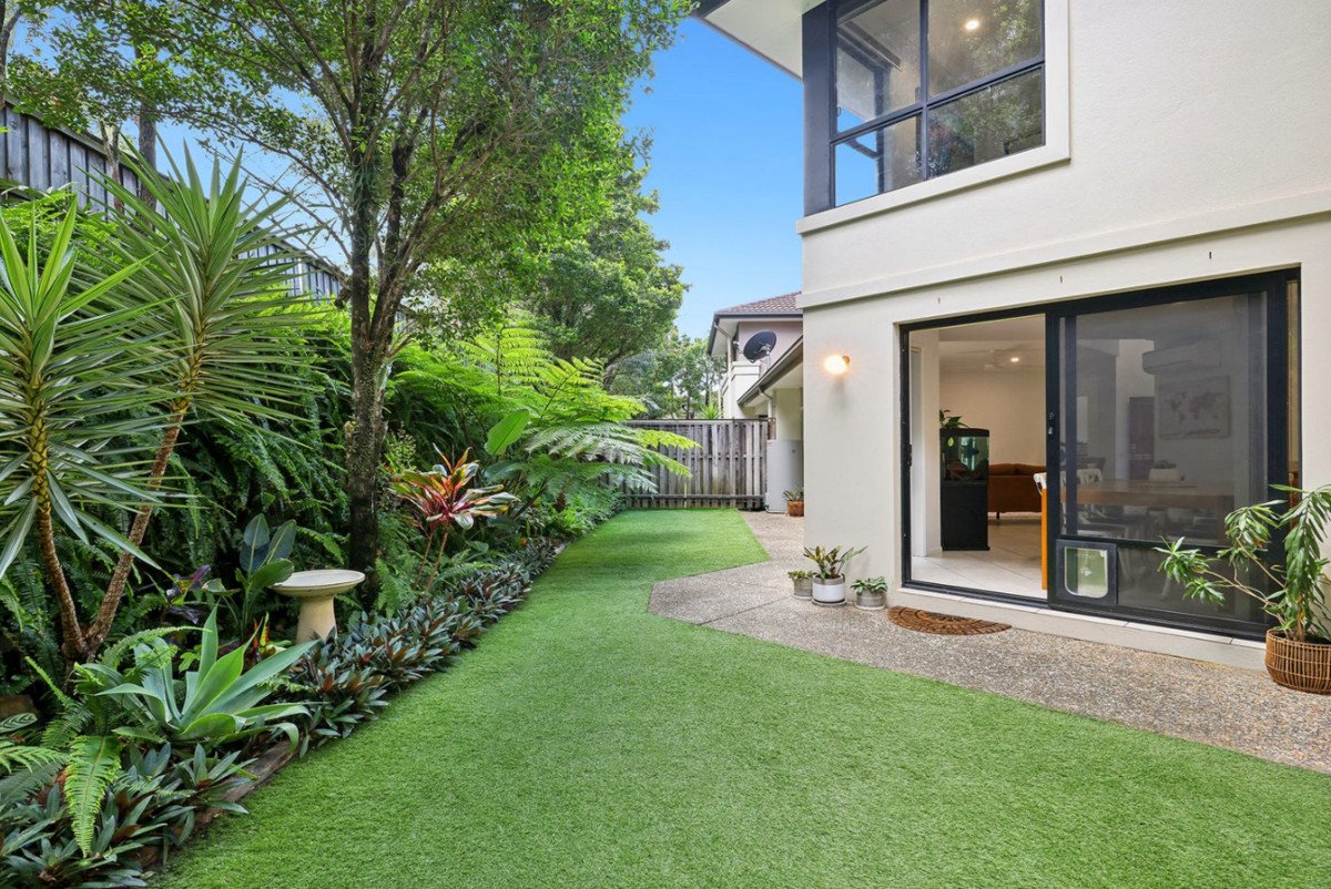 11/1 Assembly Drive Varsity Lakes 8