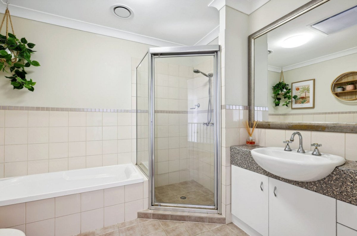 11/1 Assembly Drive Varsity Lakes 16