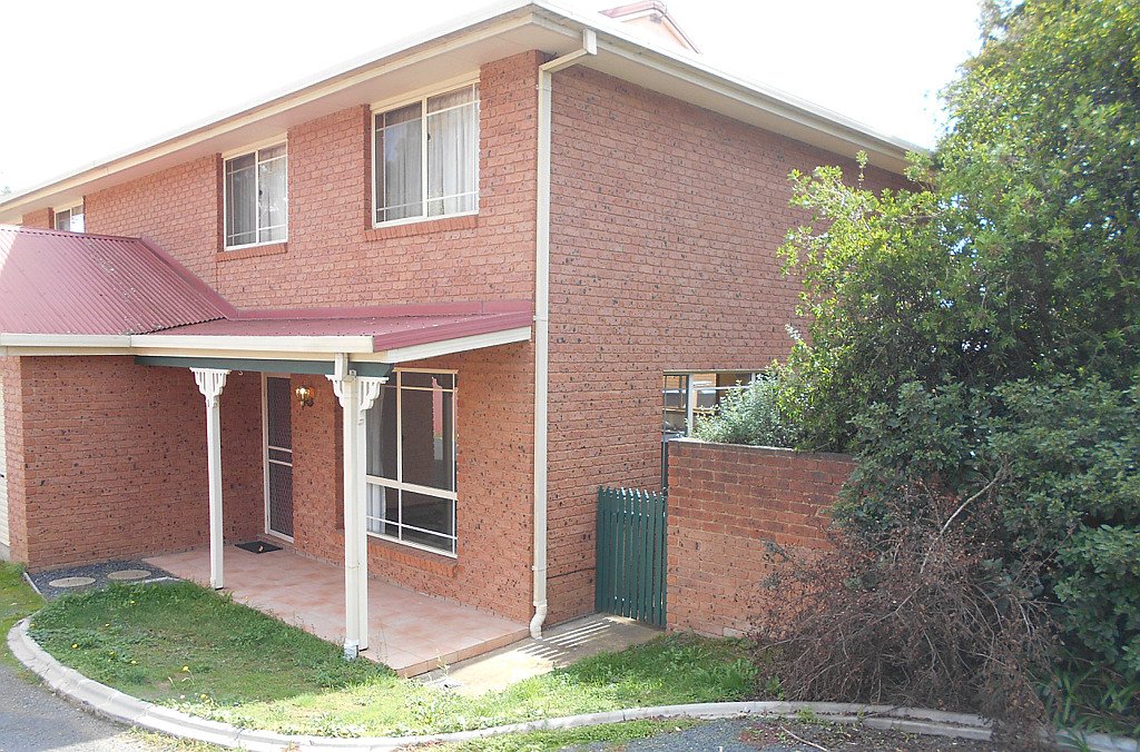 1/11 Blowering Road TUMUT 1