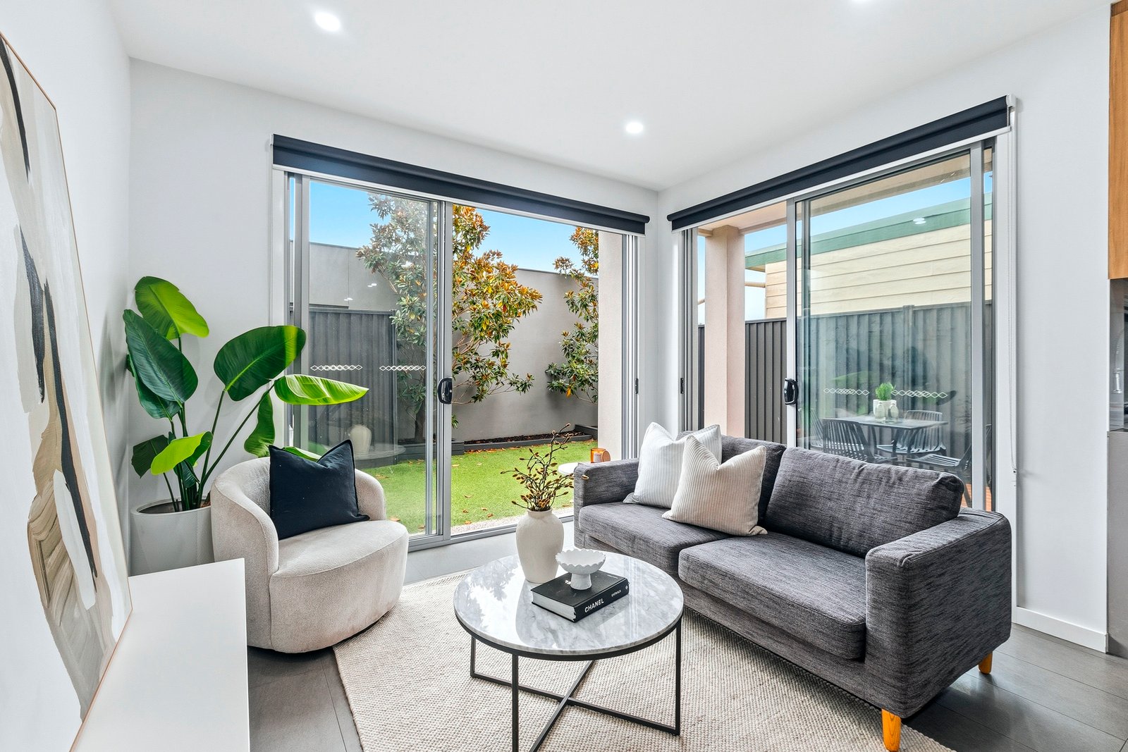 Gallery: 1/11 Delphin Avenue