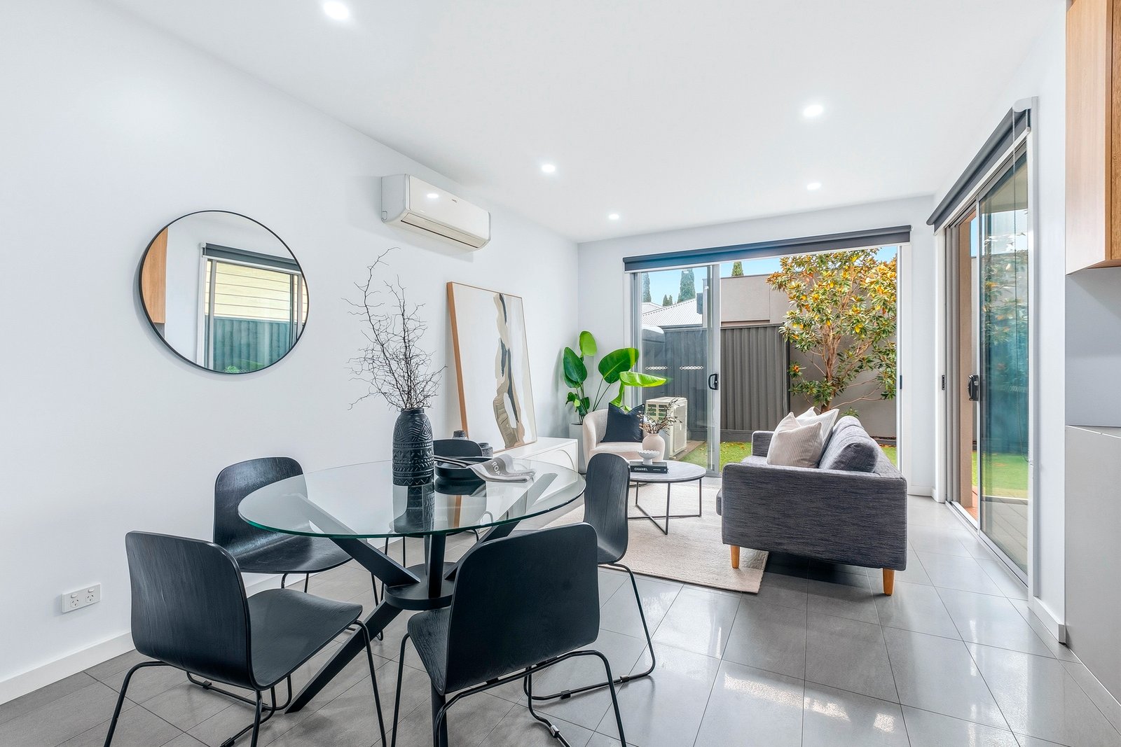 Gallery: 1/11 Delphin Avenue