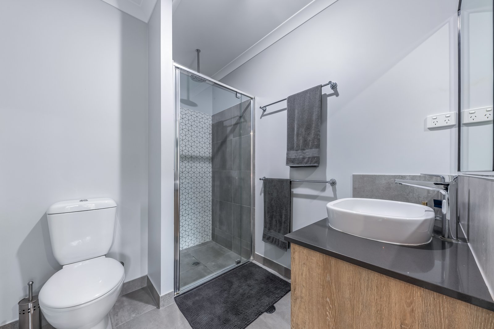 1/11 Jessamine Close CANNONVALE 12