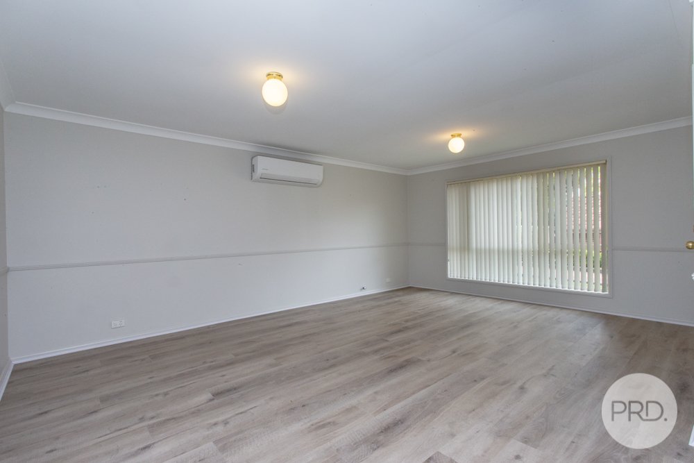 11/113 The Lakes Drive GLENMORE PARK 2