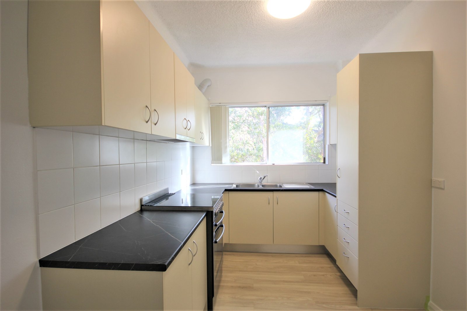 11/16-18 The Strand  ROCKDALE 2