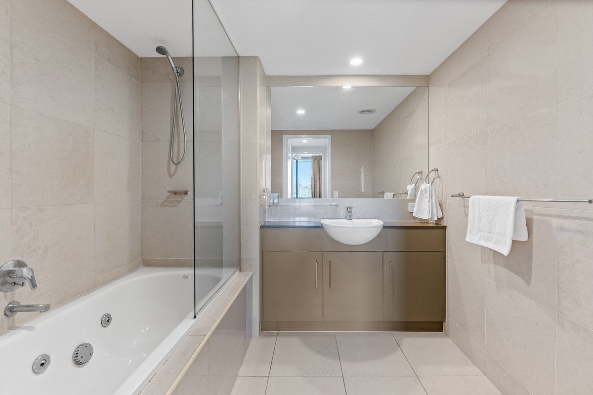 1117/1 Ocean Street BURLEIGH HEADS 12