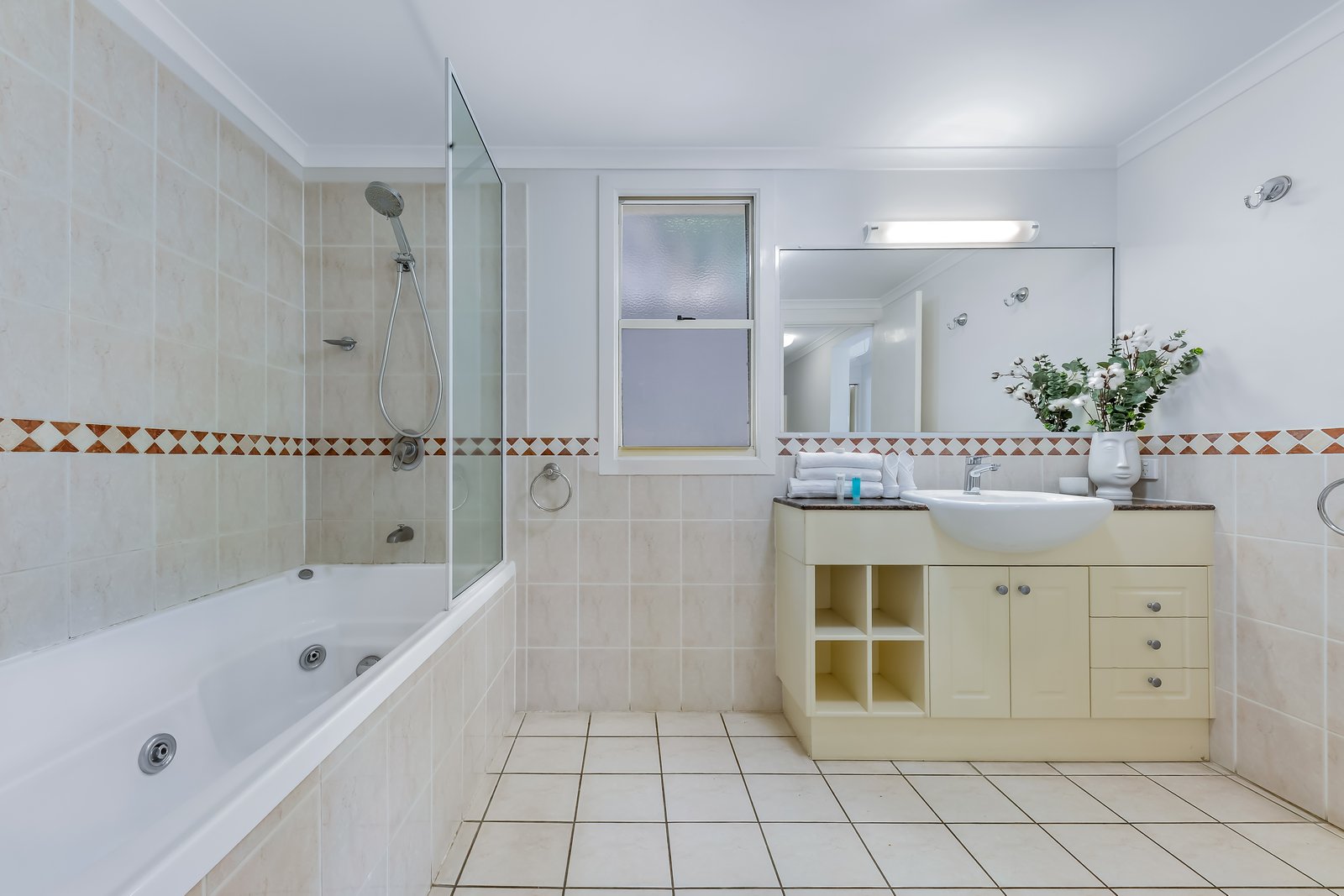 11/18 Golden Orchid Drive AIRLIE BEACH 18