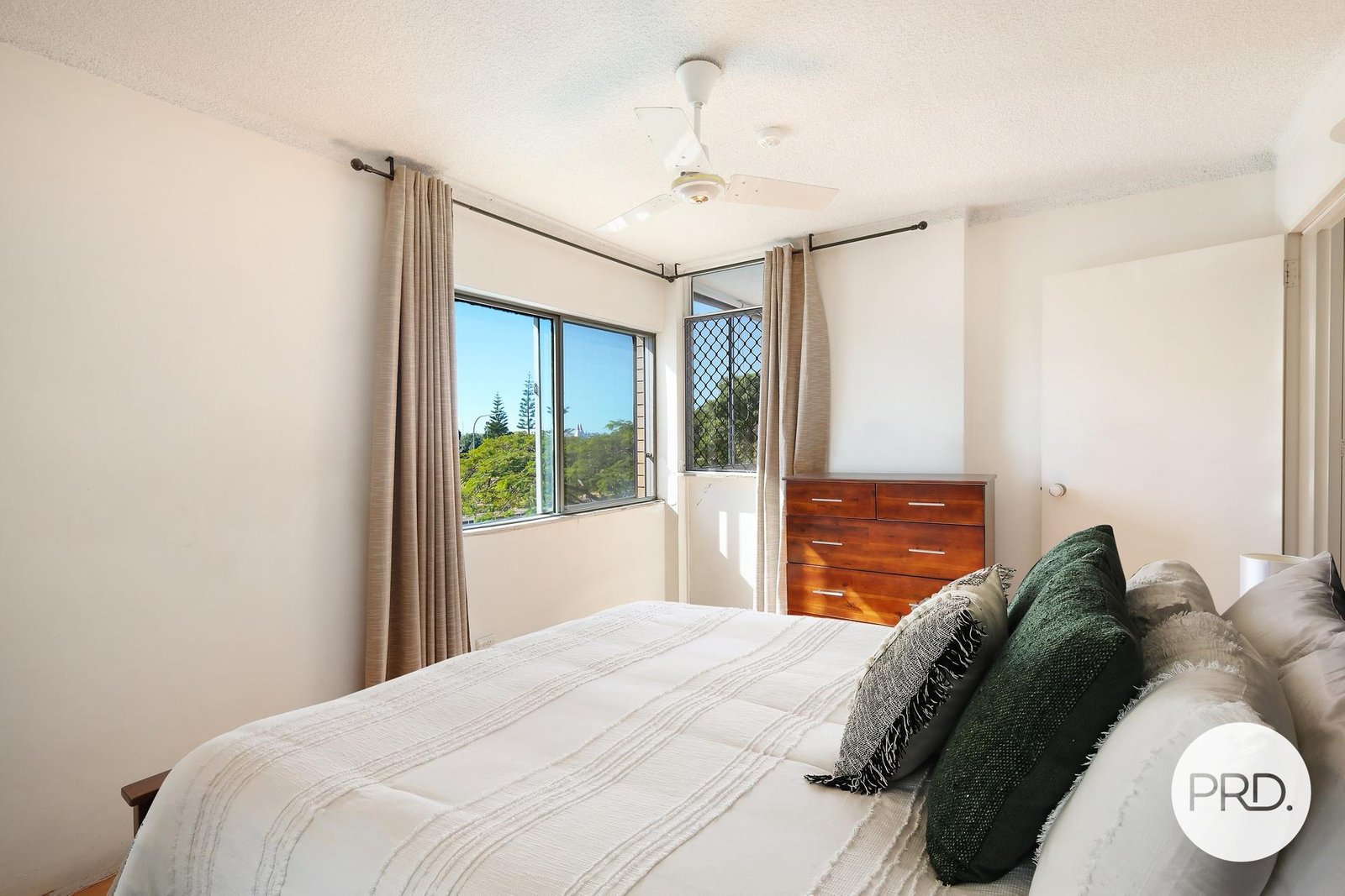 11/18 Queen Street SOUTHPORT 3