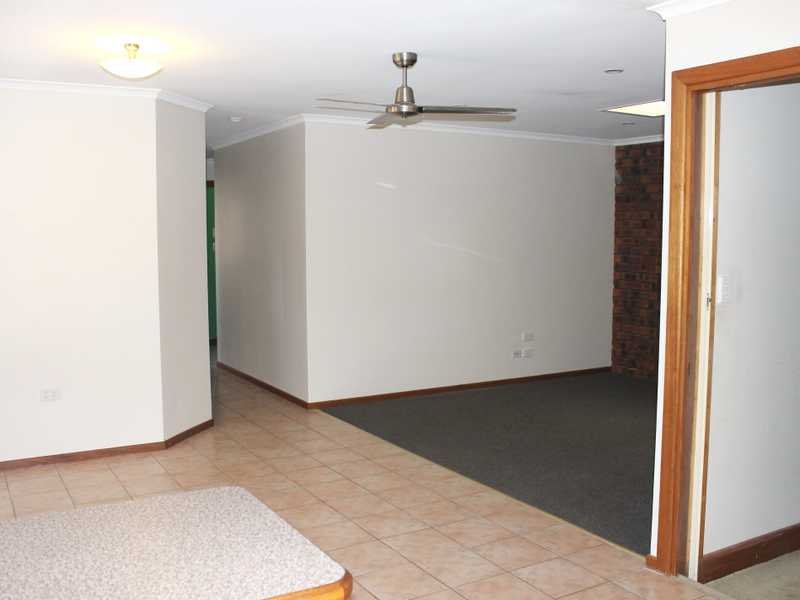 1/12 Chapple Court BOYNE ISLAND 11