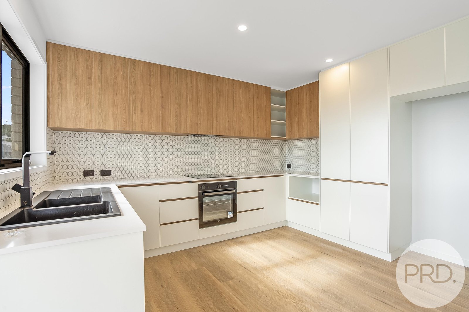 1/12 Garrett Court OAKDOWNS 2