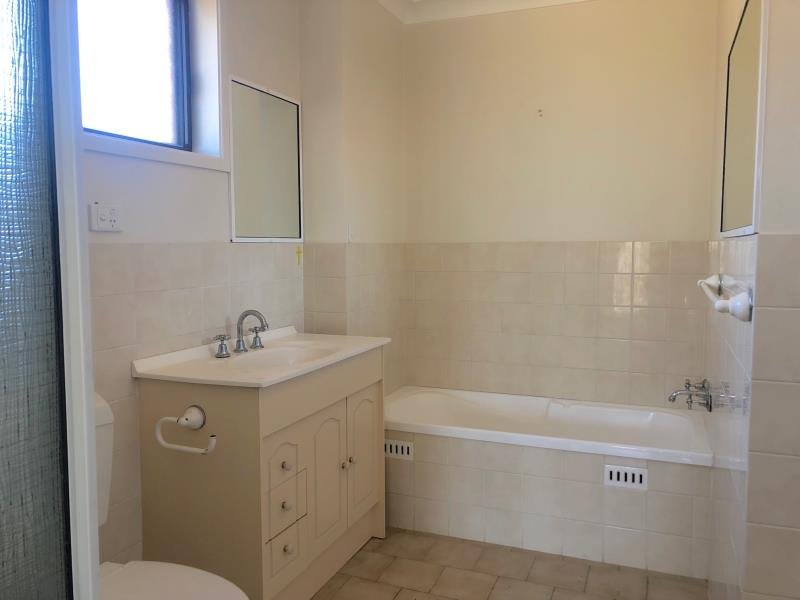 1/12 Illoura Street TAMWORTH 4