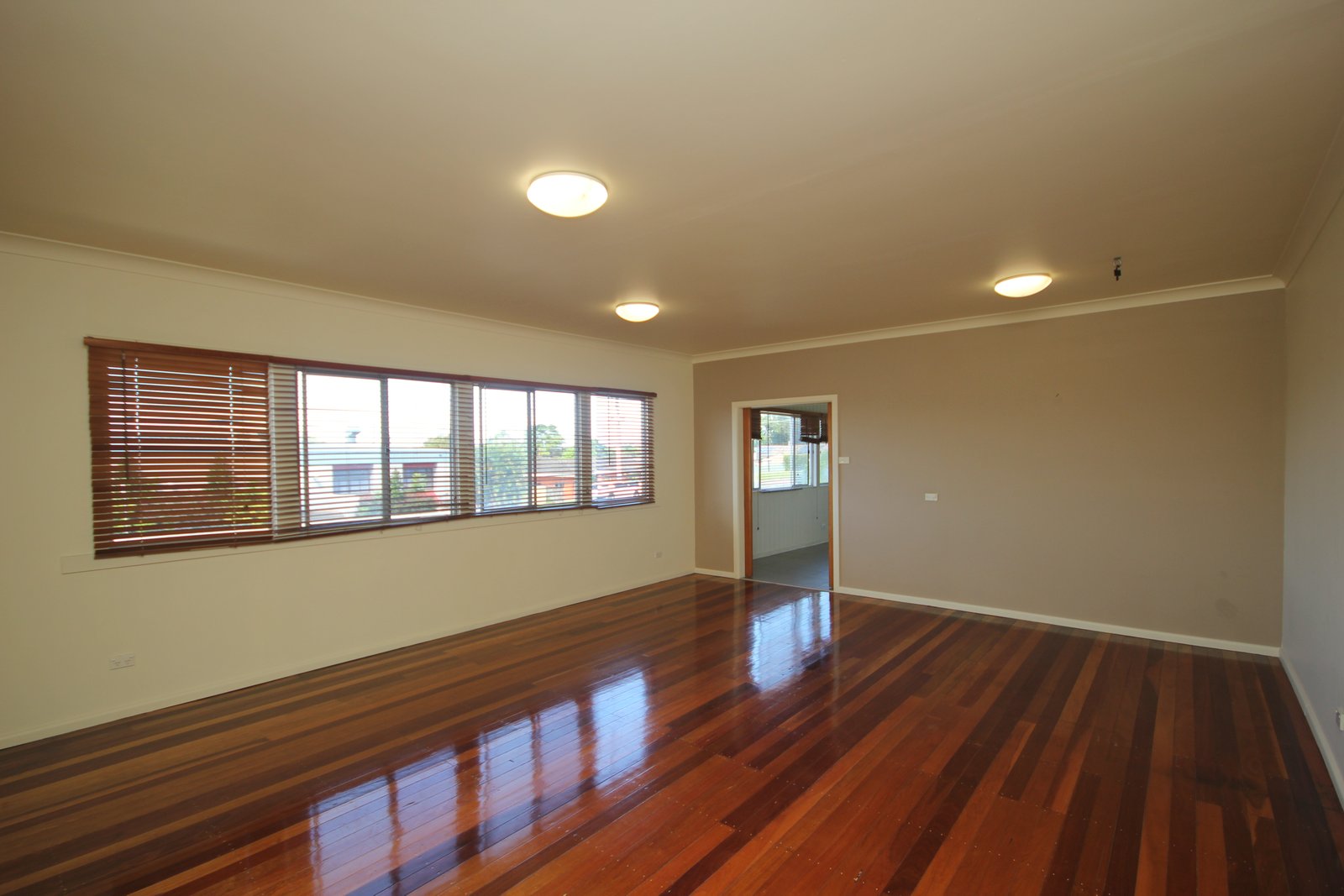 1/12 Lake Street LAURIETON 4