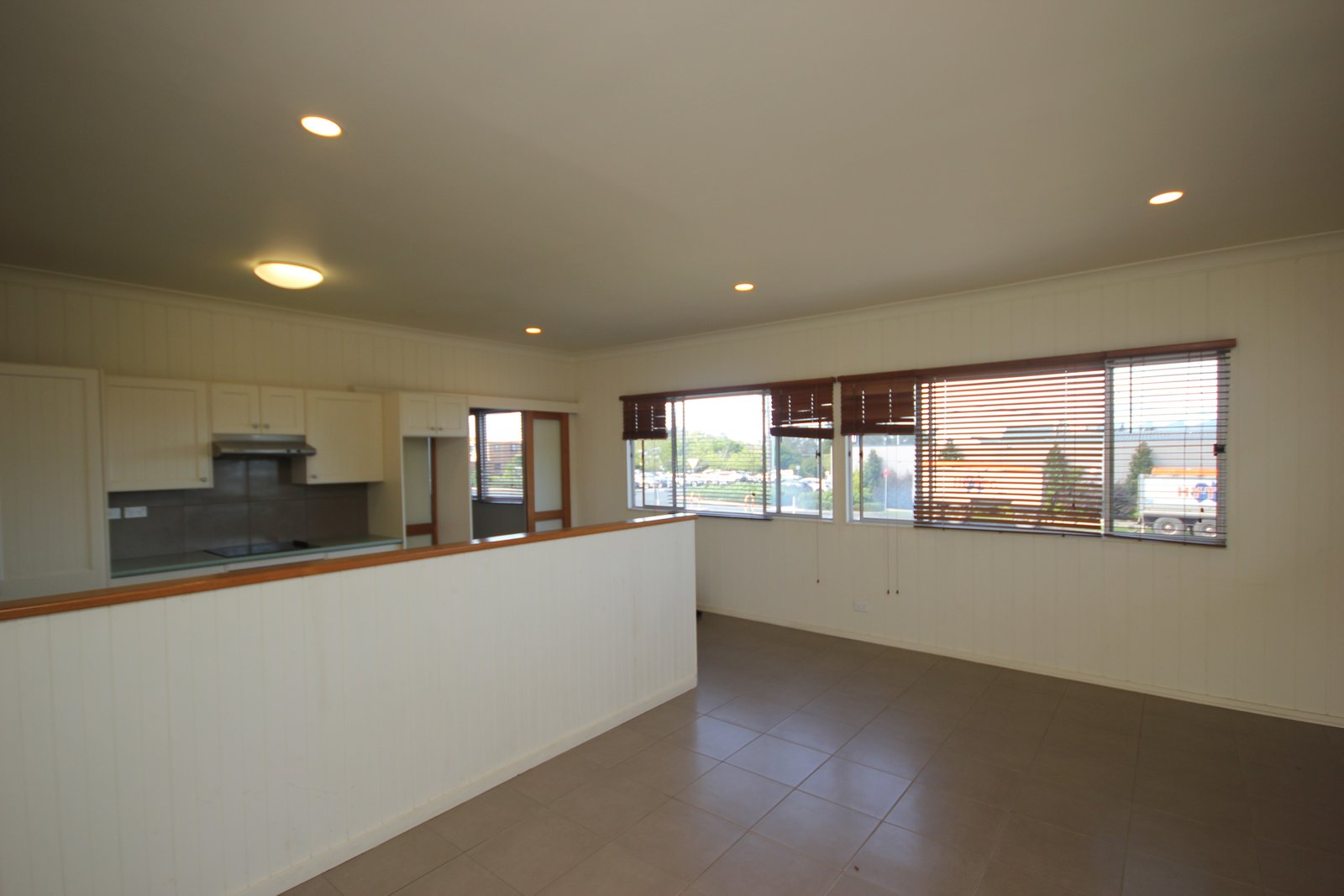 1/12 Lake Street LAURIETON 7