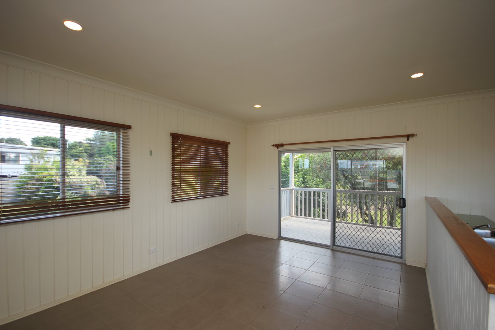 1/12 Lake Street LAURIETON 8