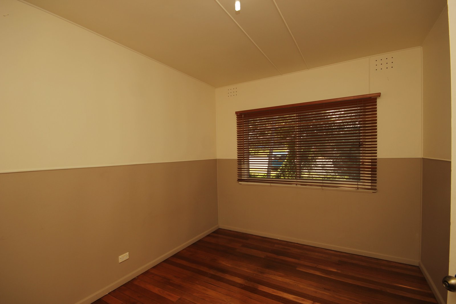 1/12 Lake Street LAURIETON 11