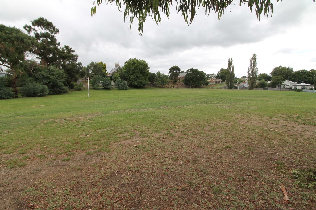 1/12 Specimen Vale  BALLARAT EAST 8