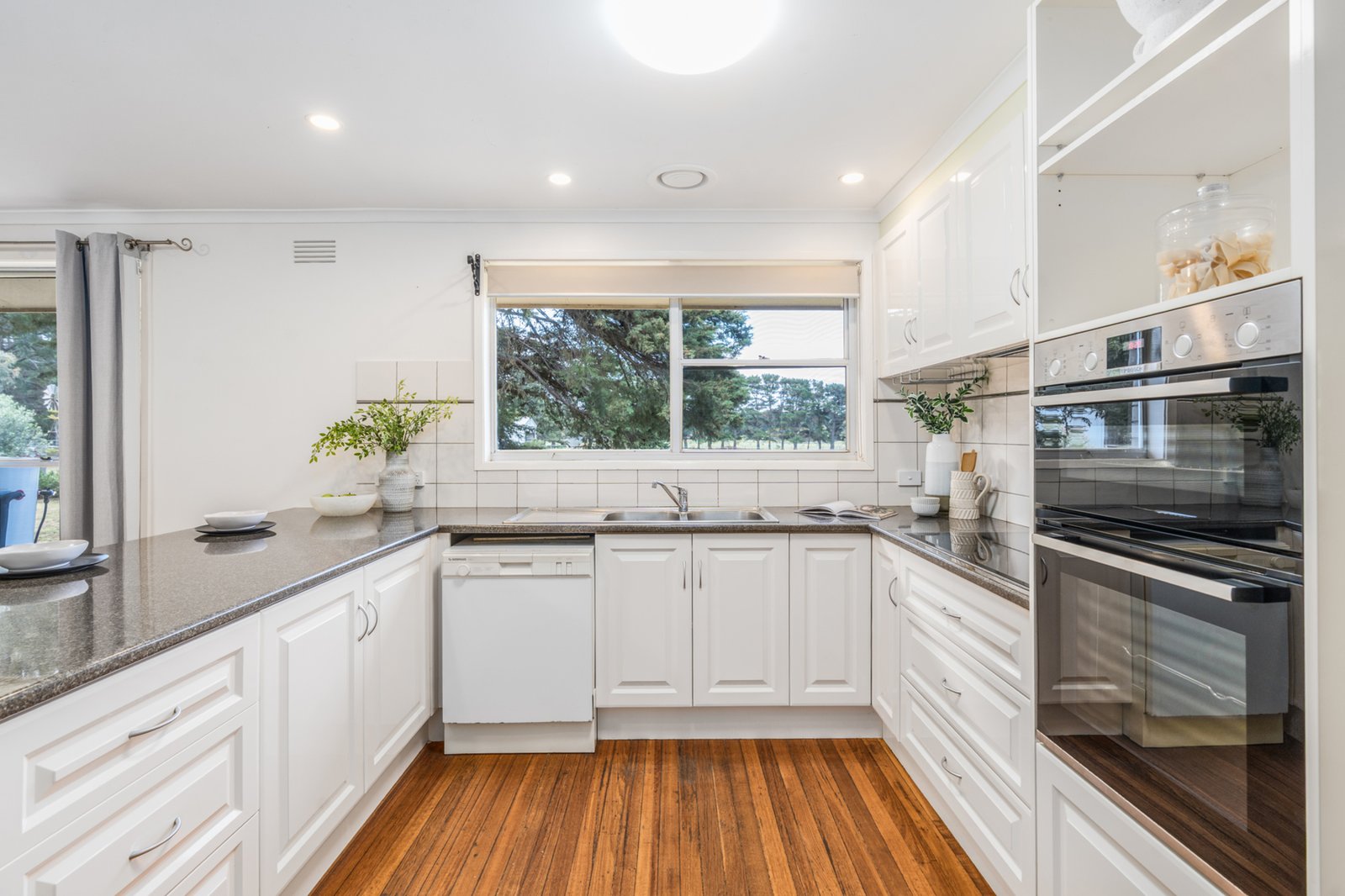 Gallery: 1121-1129 Murradoc Road