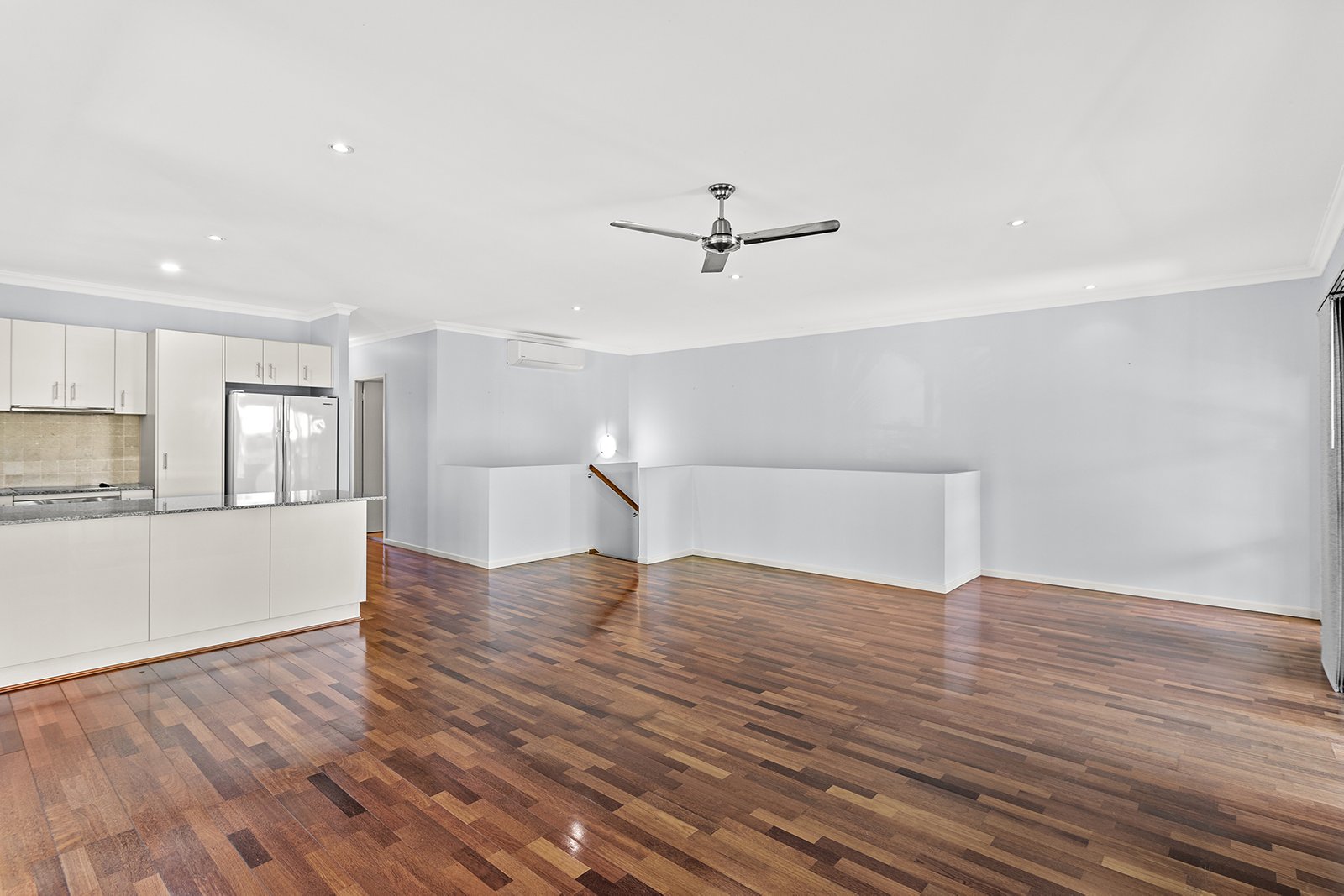 11/21 Shute Harbour Road CANNONVALE 3