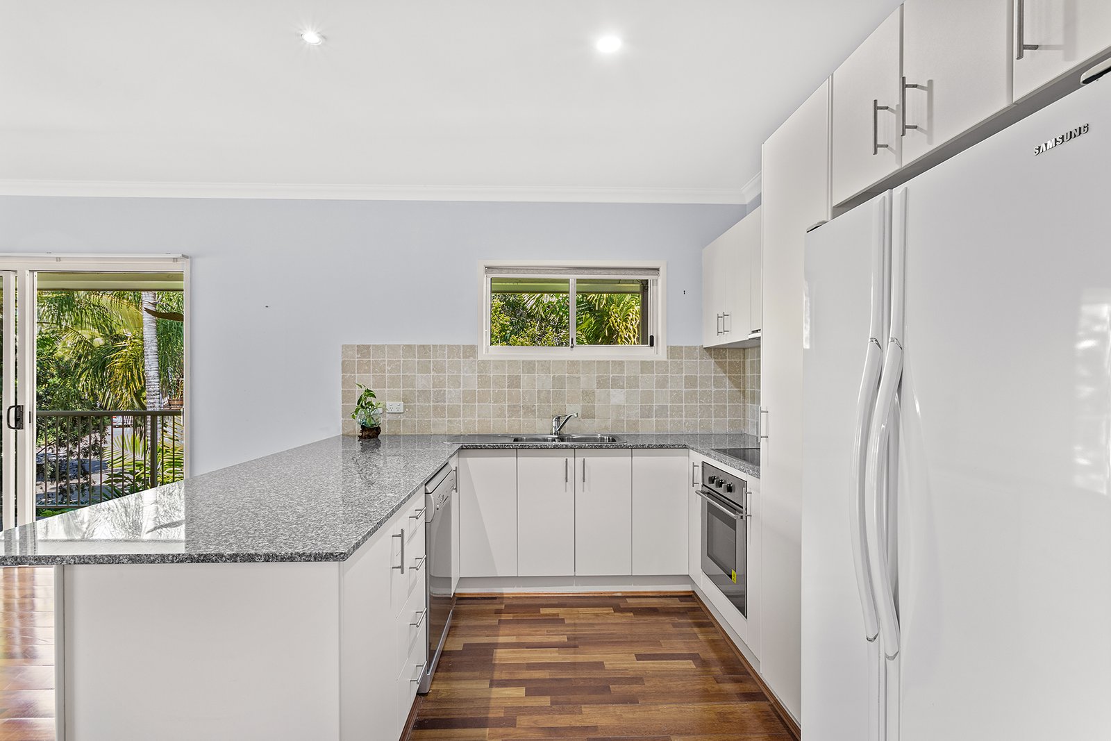 11/21 Shute Harbour Road CANNONVALE 7