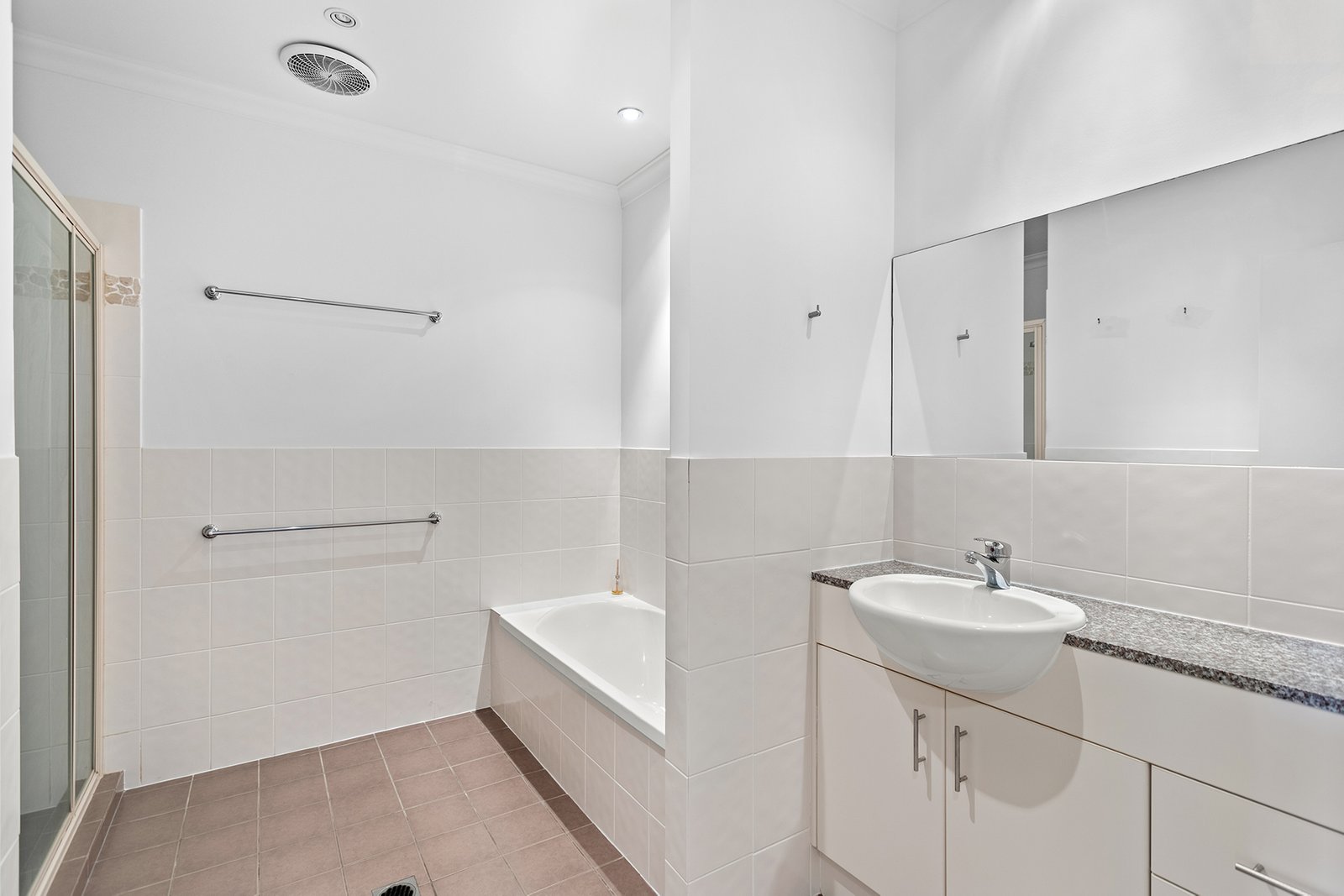 11/21 Shute Harbour Road CANNONVALE 17