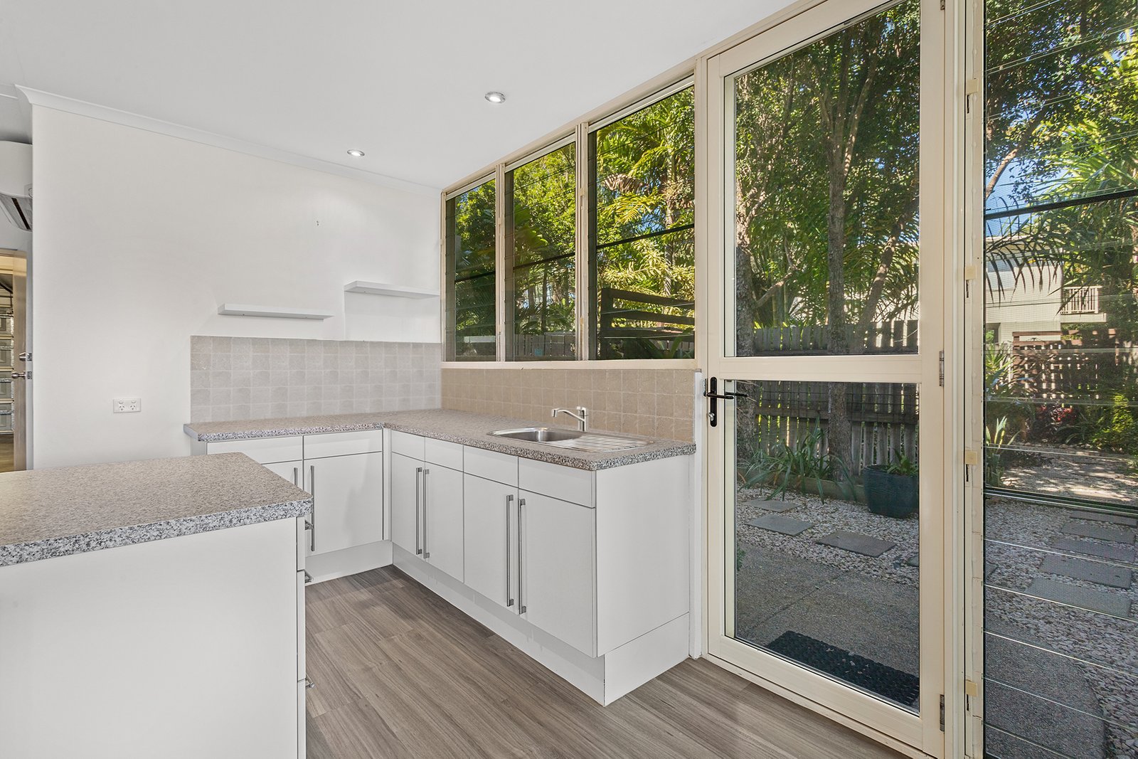 11/21 Shute Harbour Road CANNONVALE 20