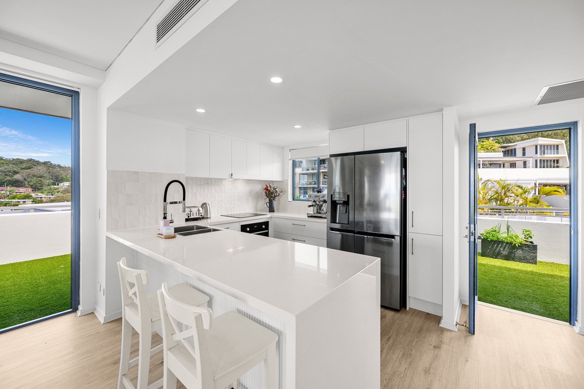 1121/1 Ocean Street Burleigh Heads 11