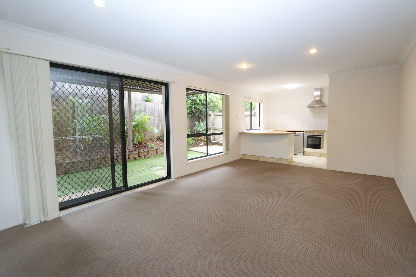 1/125 Pohlman Street SOUTHPORT 2