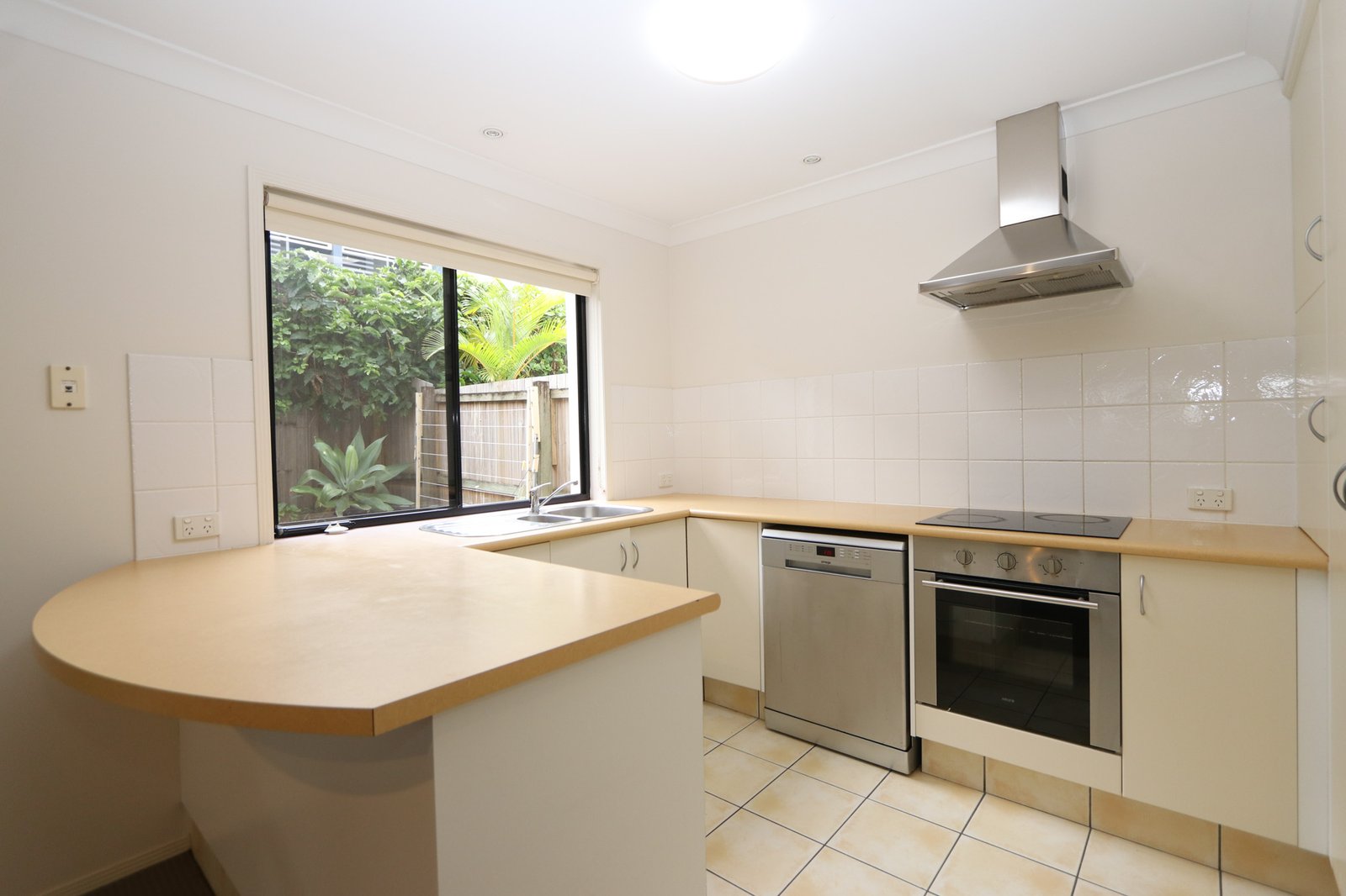 1/125 Pohlman Street SOUTHPORT 4