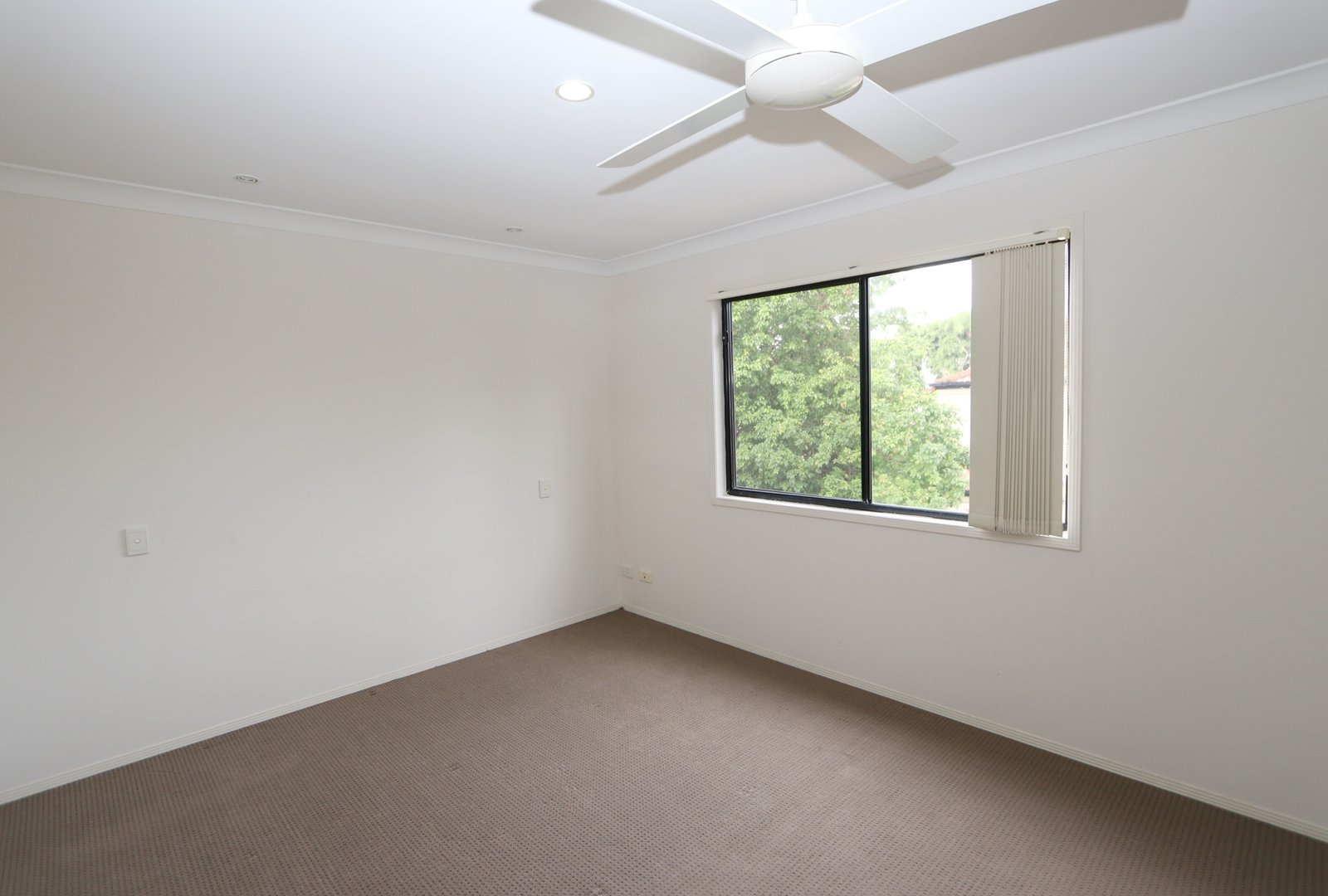 1/125 Pohlman Street SOUTHPORT 7