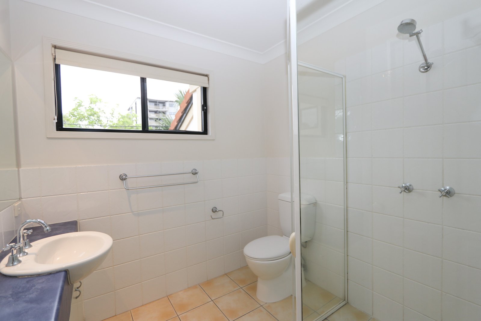 1/125 Pohlman Street SOUTHPORT 8