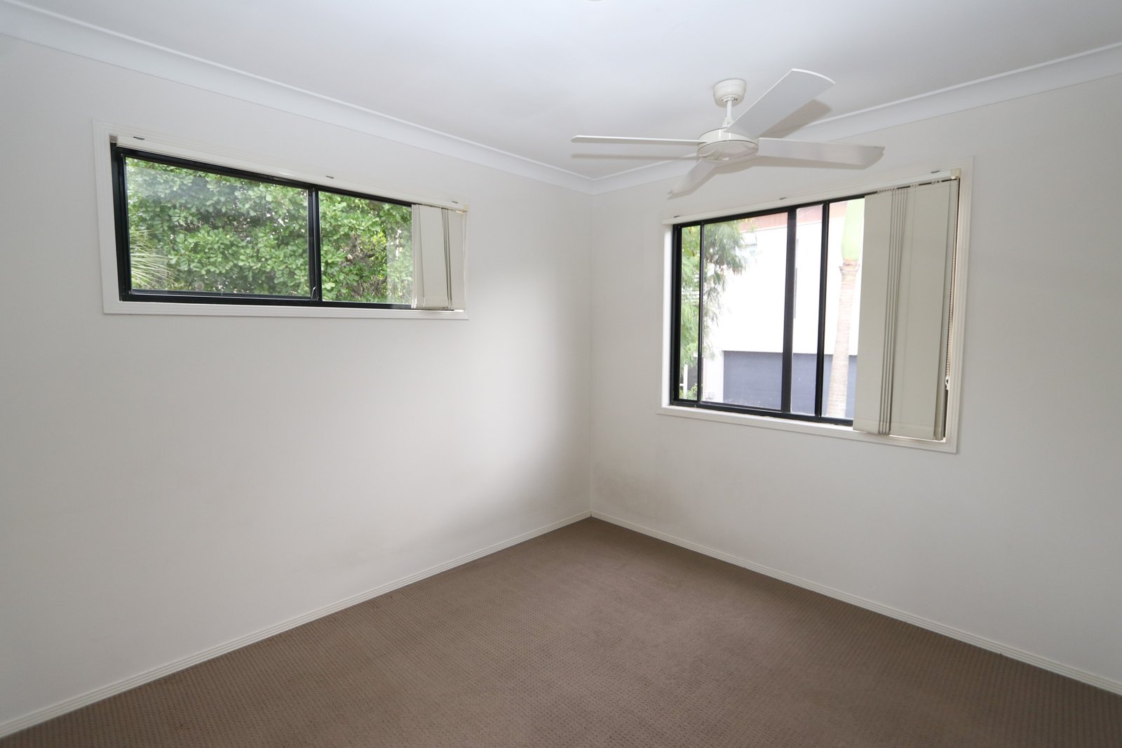 1/125 Pohlman Street SOUTHPORT 9