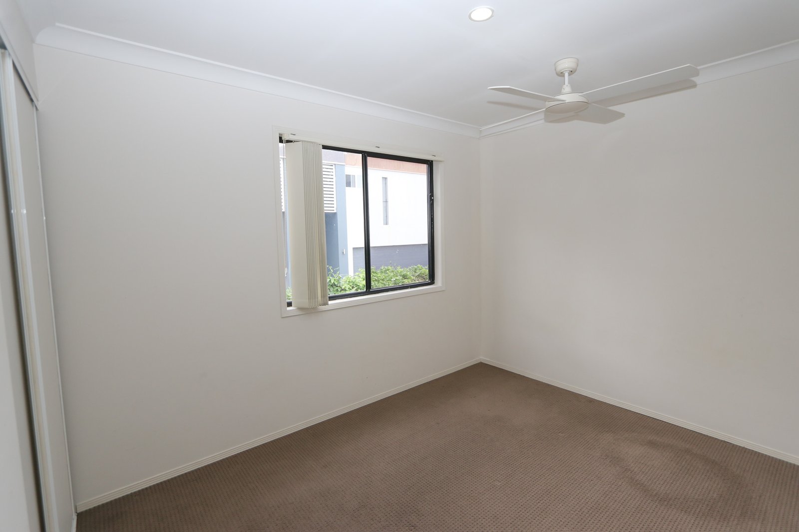 1/125 Pohlman Street SOUTHPORT 10