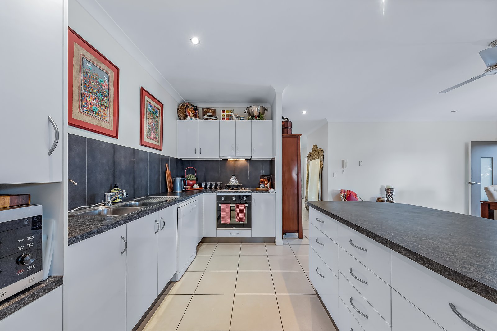 1/13 Ryben Court CANNONVALE 3