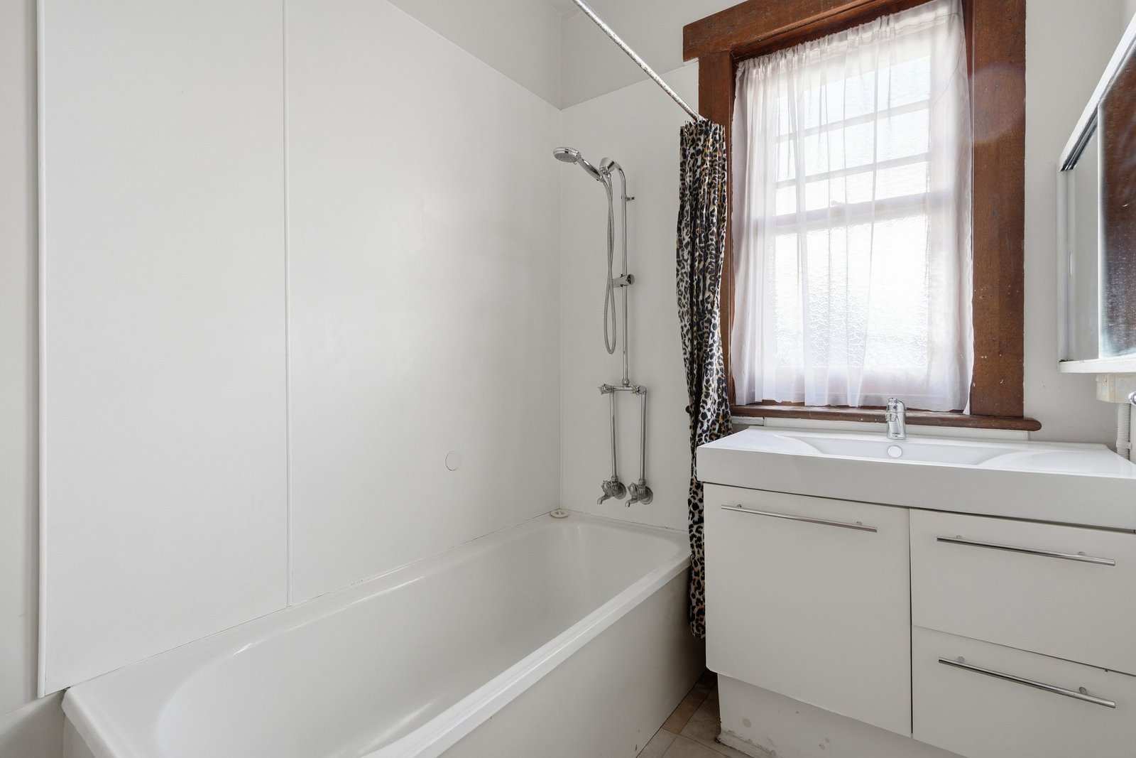 1/14 Greenway Avenue LENAH VALLEY 10