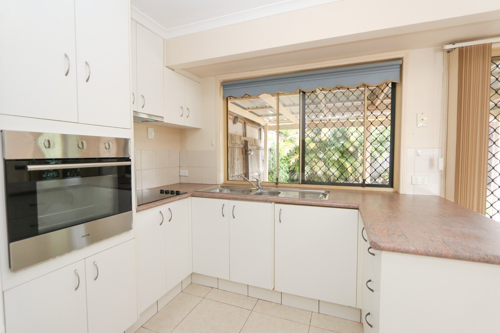 1/14 Illusion Court OXENFORD 7