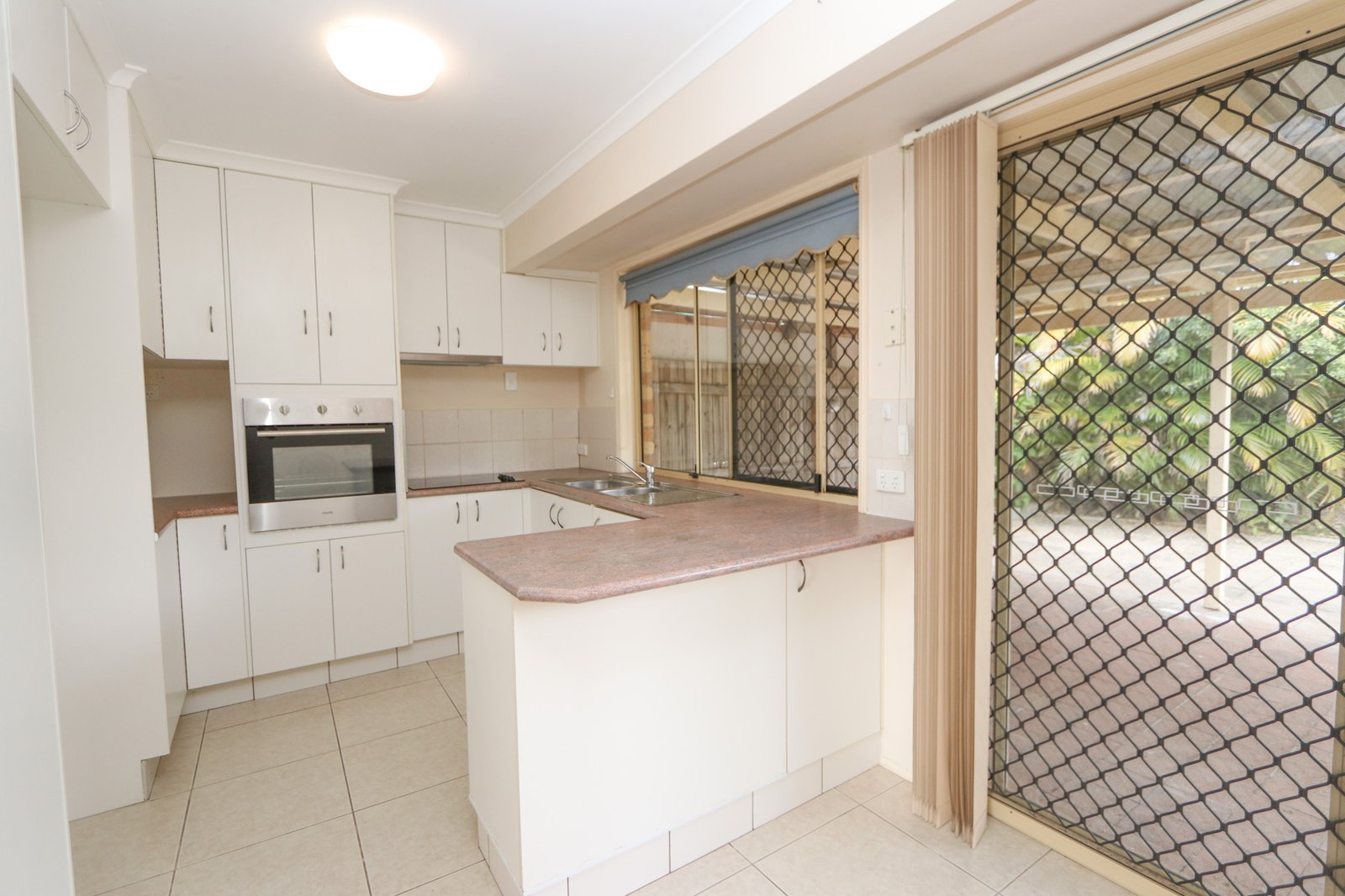1/14 Illusion Court OXENFORD 8