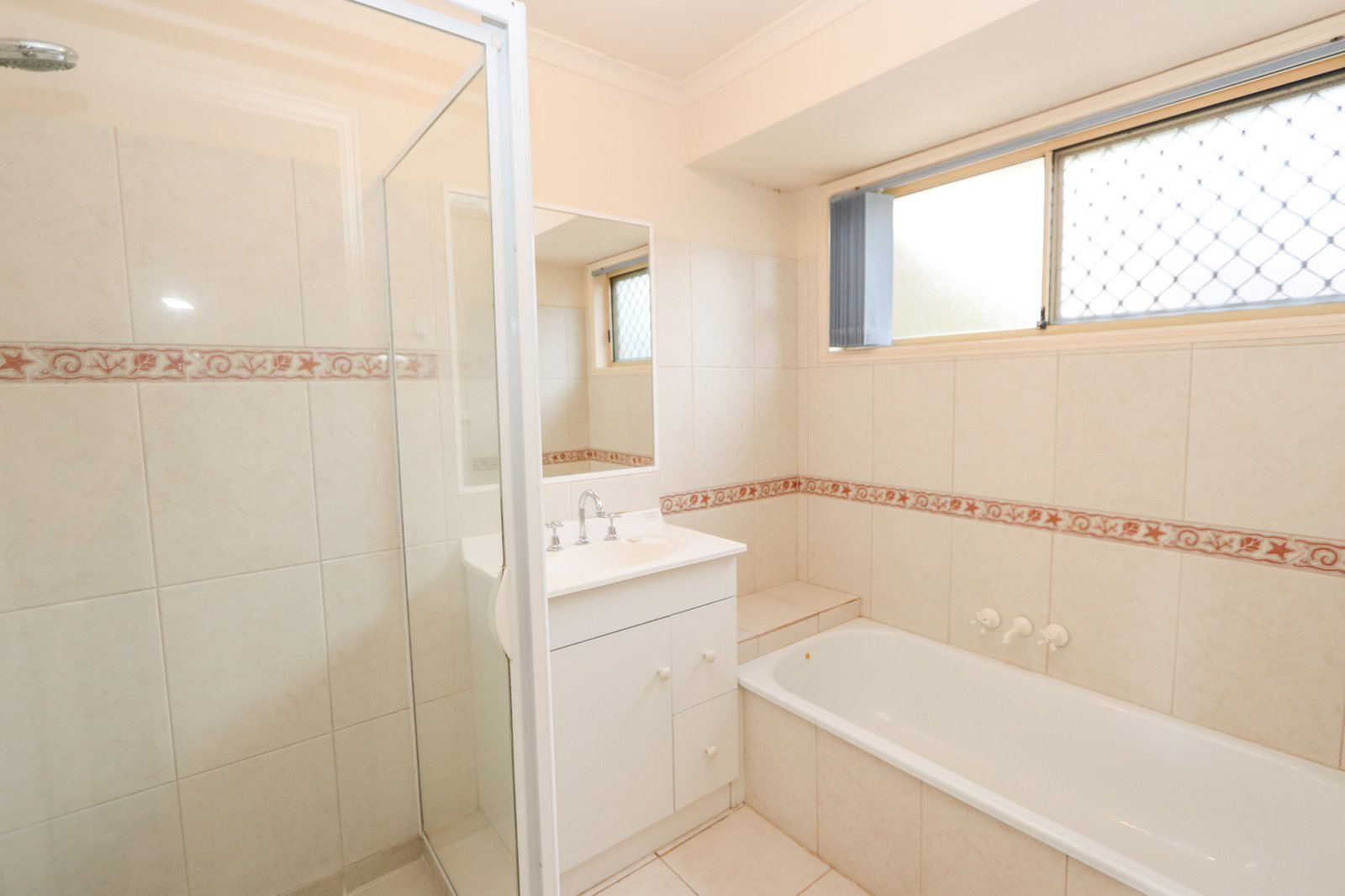 1/14 Illusion Court OXENFORD 9