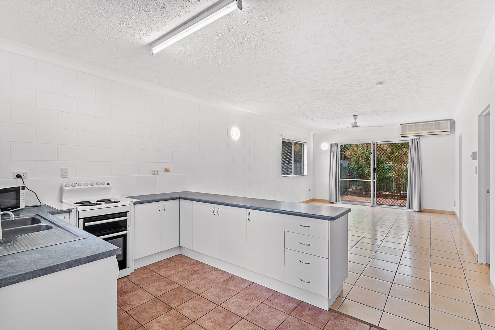 1/14 Island Drive CANNONVALE 2