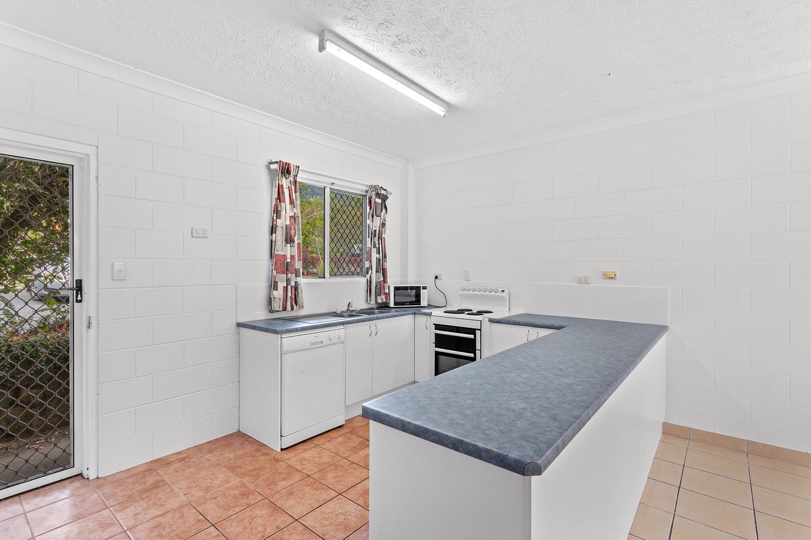1/14 Island Drive CANNONVALE 5