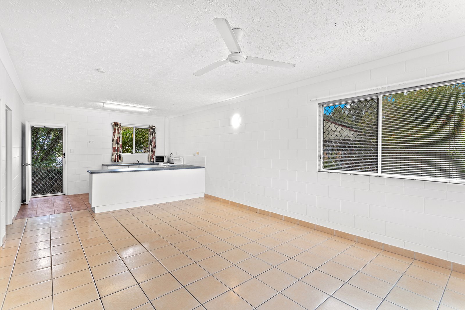 1/14 Island Drive CANNONVALE 3