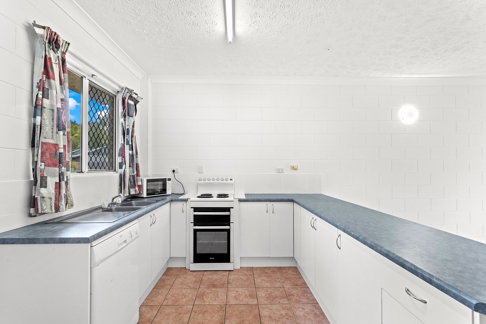 1/14 Island Drive CANNONVALE 4