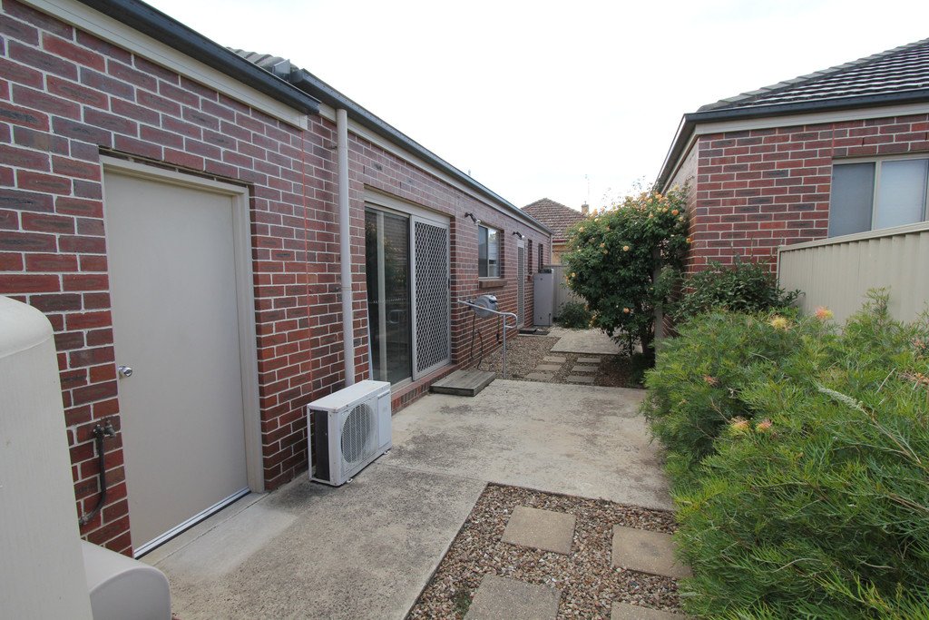 1/14 Park Street WENDOUREE 9