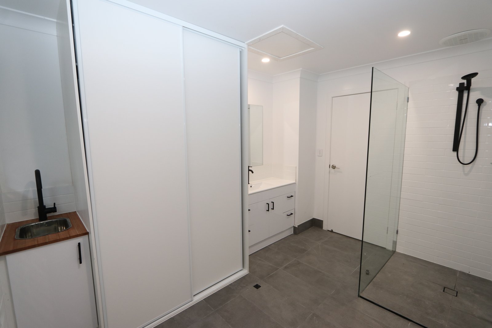 1/140 Eugaree Street SOUTHPORT 11