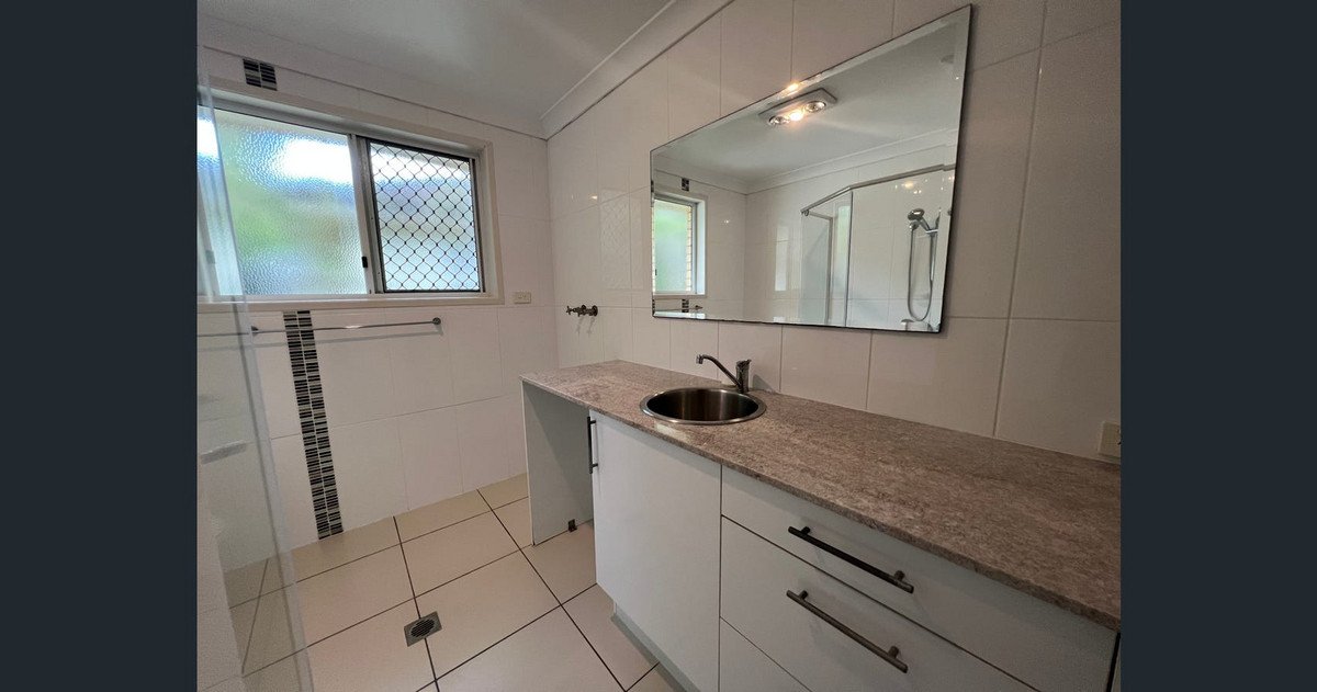 1/15 Hibiscus Haven  Burleigh Heads 12