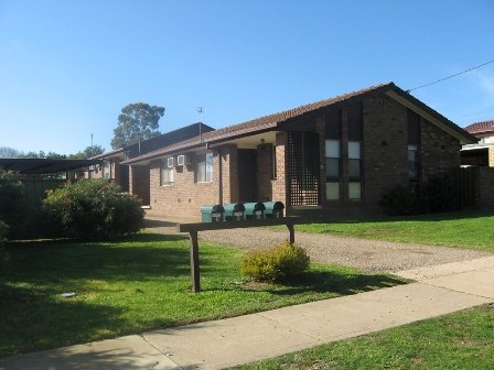 1/15 Nordlingen Drive TOLLAND 1